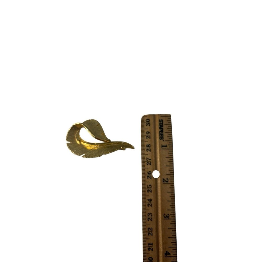 Vintage Signed‎ Sarah Coventry Gold Tone Feather Brite Textured Brooch Pin - Picture 3 of 5